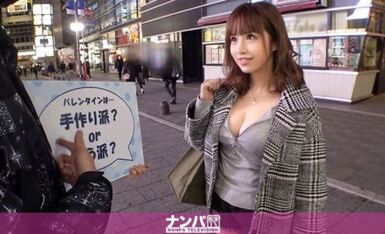 200GANA-2431 ナンパTV マジ軟派、初撮。 1593 バレンタインは手作り派？or買う派？」の街頭インタビューにまんまと引っかかった神懸り美巨乳の美女♪激し目のスキンシップに口では抵抗してるくせに、お股は超ムレムレでエッチしたそうに腰を突き出しているwノッてきた彼女は男優の上に跨がりグラインド騎乗位で度肝抜くエロさでSEXを堪能www りか 24歳 エステティシャン