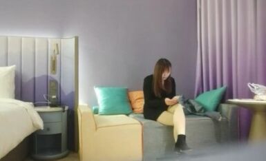 《用利抽插》休息两天继续战，短裙风骚大奶御姐，扛起腿就是操，人肉打桩机被操叫的很凄惨