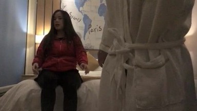 《鑫仔丶探花》丰满美臀小少妇，摸摸屁股扣骚穴，按头深喉口交，扶着大白屁股爆操，双腿肩上扛抽插