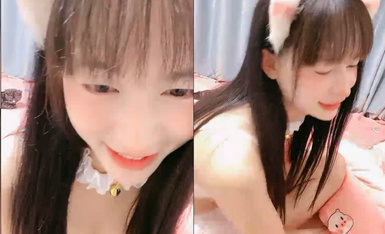 纯欲系天花板美少女！情趣耳朵小铃铛！被炮友揉捏奶子，揉搓小穴低低呻吟，抓着JB吸吮舔弄