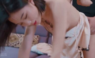 蜜桃影像传媒最新出品 PM039 来自房东偷窥的爱