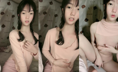 清純乖巧美少女【嘟嘟吖吖】兩根辮子一臉呆萌！在宿舍收費房誘惑，貧乳多毛嫩穴，掰穴自摸，翹起美臀看菊花