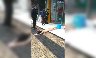 新事件 东北女孩裸体在大街上 说她在睡觉 真逗