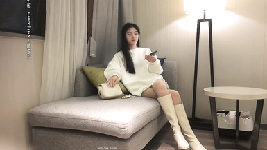 似王祖賢，高端外圍女神，膚白貌美大長腿，會玩會撩，沙發啪啪干佳人