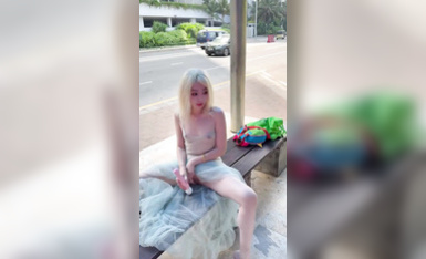 戶外人前露出自慰，合格的騷婊子站街女【彤彤乖】透明薄紗做不雅動作。