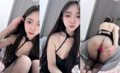 長腿嫩足顏值小母狗，連體黑絲透視裝，嫩足展示淫語挑逗，跪地自慰各種道具深插騷穴 (22)