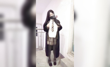 【戶外激戰】小羊MM - JK短裙跟男友在公園盡情的做愛 被堅硬的雞巴侵犯太爽了 樓梯全裸榨桿他的精液 填滿小嫩穴