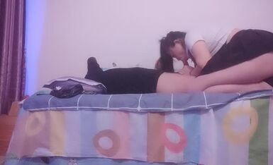 街头探花红灯区走遍大街小巷，年轻小少妇150一次，走进小房间直接开操，扶着大屁股猛力撞击