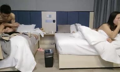 换妻探花周末约一对小夫妻玩玩，交换4P激情，旁边还有个老哥观战，持续输出搞爽了，前后一起插