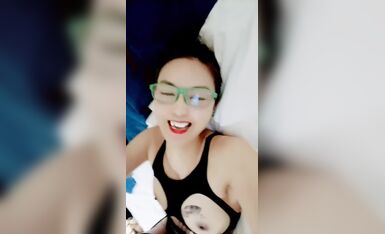 妈妈带女儿玩双飞啪啪秀，全程露脸宾馆伺候大哥，轮流给大哥口交大鸡巴，骚妈直播看着女儿被上位爆草揉奶子