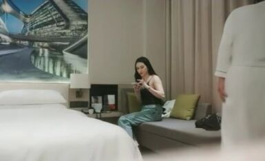 大吉大利高品质外围美臀极骚御姐，开档丝袜扭动屁股想要被操