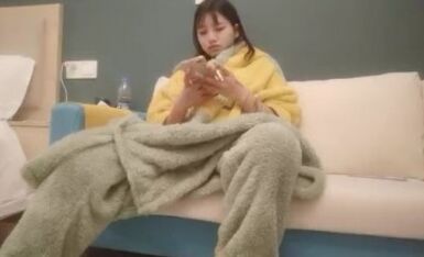 小夏寻深夜清纯纹身嫩妹返场，拔下内裤舔逼翘起屁股，转战床上后入抽插