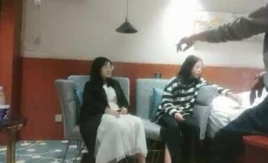 小夏寻花约两外围妹子激情双飞，满背花臂纹身大奶嫩妹，跪地深喉口交